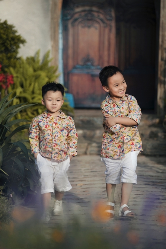 Xuân Bắc cùng hai con trai catwalk giữa vườn hoa